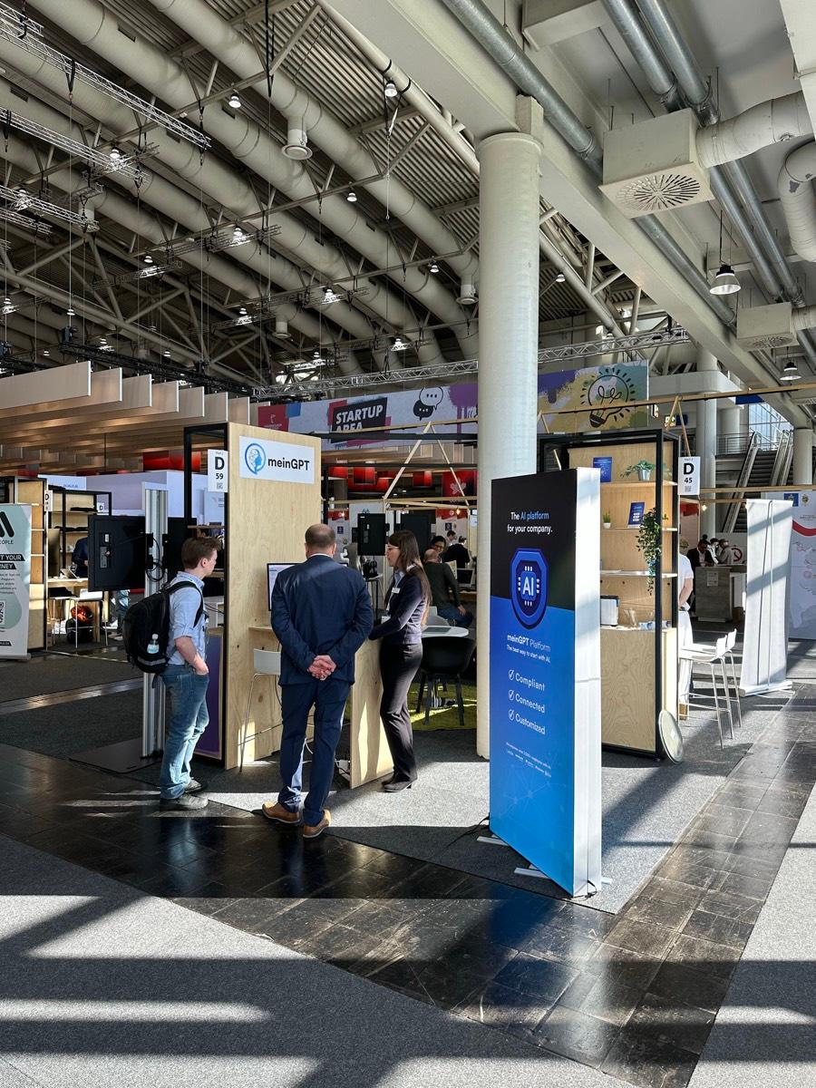 MeinGPT-Stand in der Messehalle der Hannover Messe